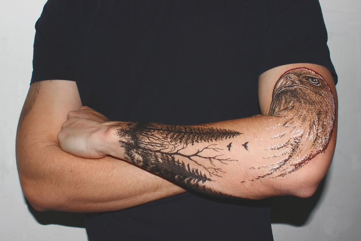 ręce w-tatuażach